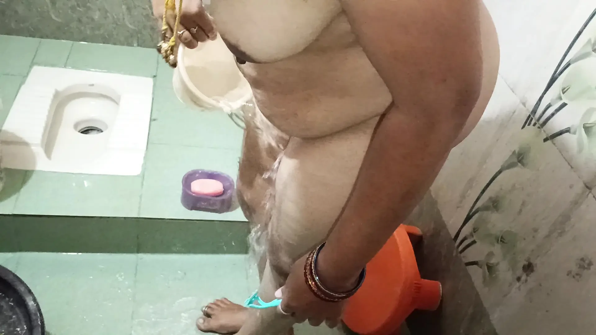Desi aunty shaving for pussy  fucking before cleaning pussy