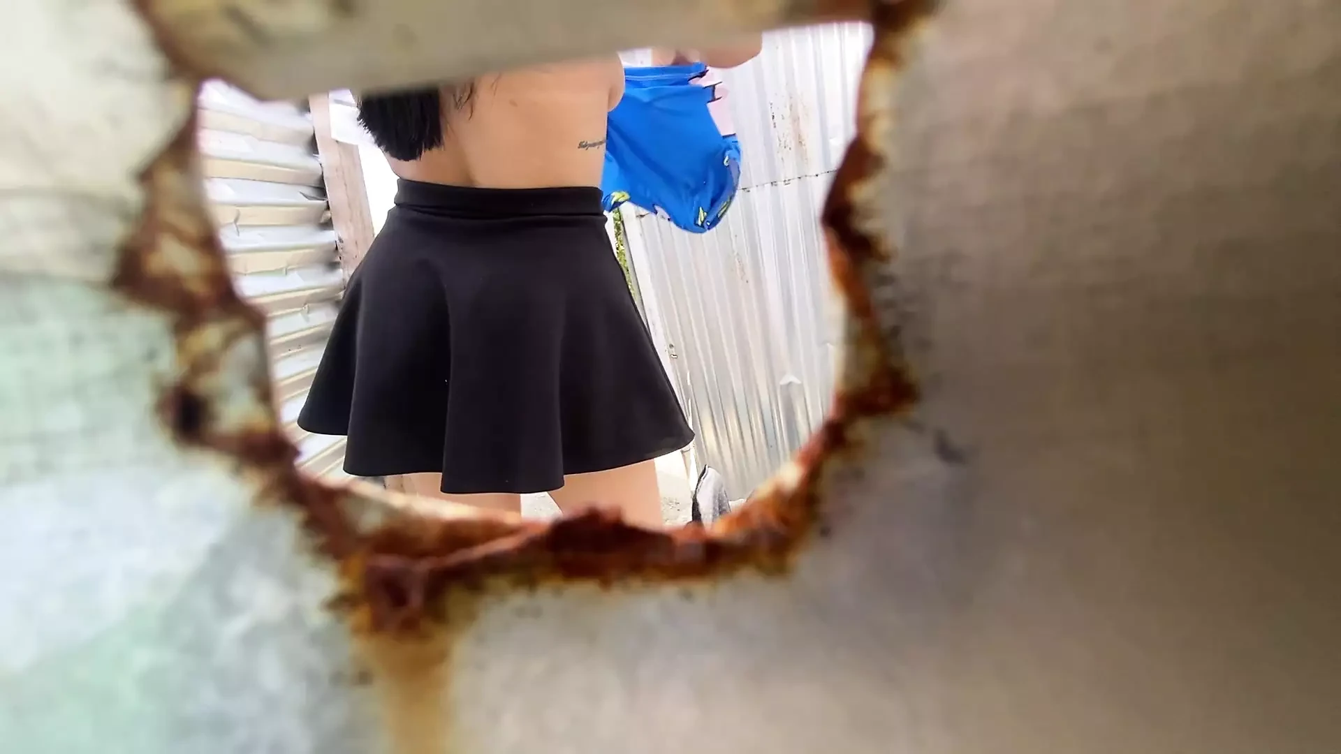 Camera in beach booth shows big ass and voluptuous Latina