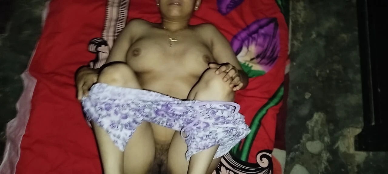 18 Years Hot Sexy Desi Indian Bhabhi Enjoyed Devar Ke Saat Kudai.