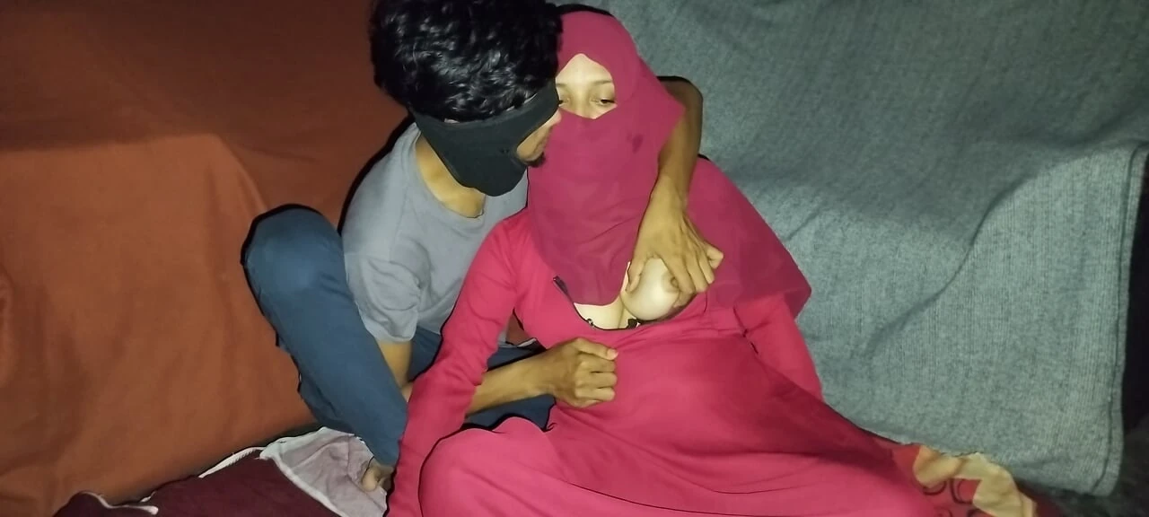 INDIAN HOT COLLEGE GIRL CHEATING HER FAMILY AND FIRST TIME SEX WITH HER NEWLY BOYFRIEND.