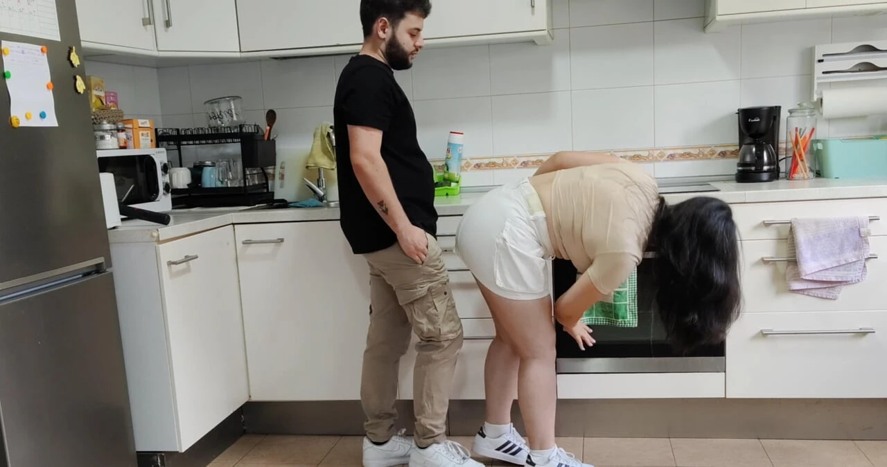 🔥 FRIENDS WITH TOO MUCH CHEMISTRY… The kitchen burns between us