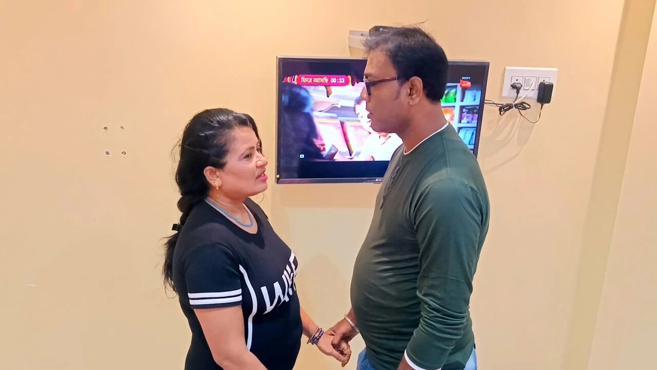 Cable operator doing hardcore sex with a hot tight pussy bhabhi when the cable line came tobe fixed