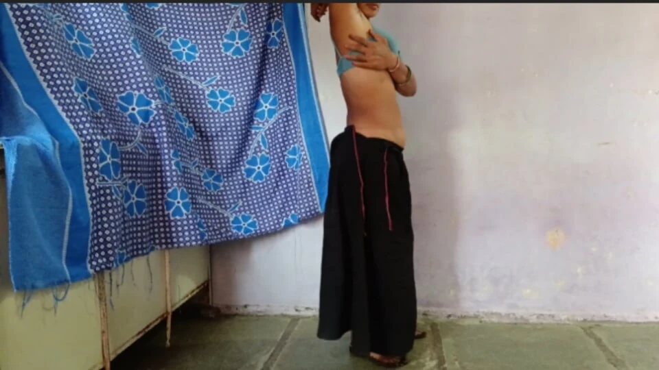 Chudak step sister opened a black saree and pressed her big boobs in the bra and was yearning for sex, today the step sister will have to be