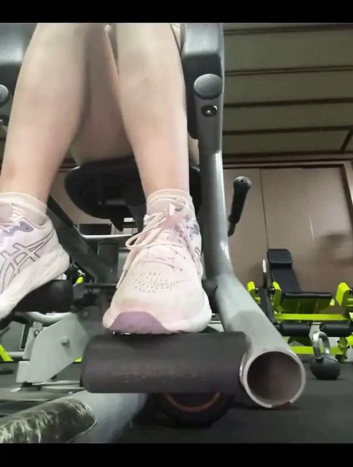 Squirting and Masturbate in the Gym