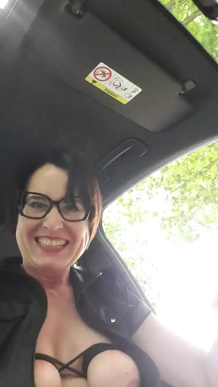 Julie squirts during car break
