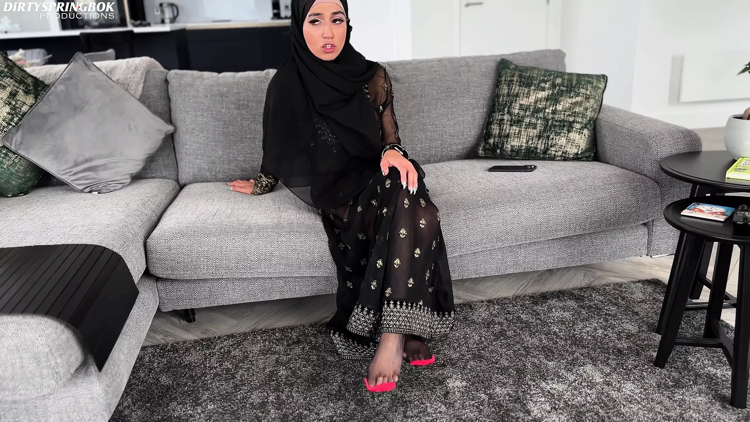 Hijabi Guesthouse Owner Finds a Vibrator and Cums