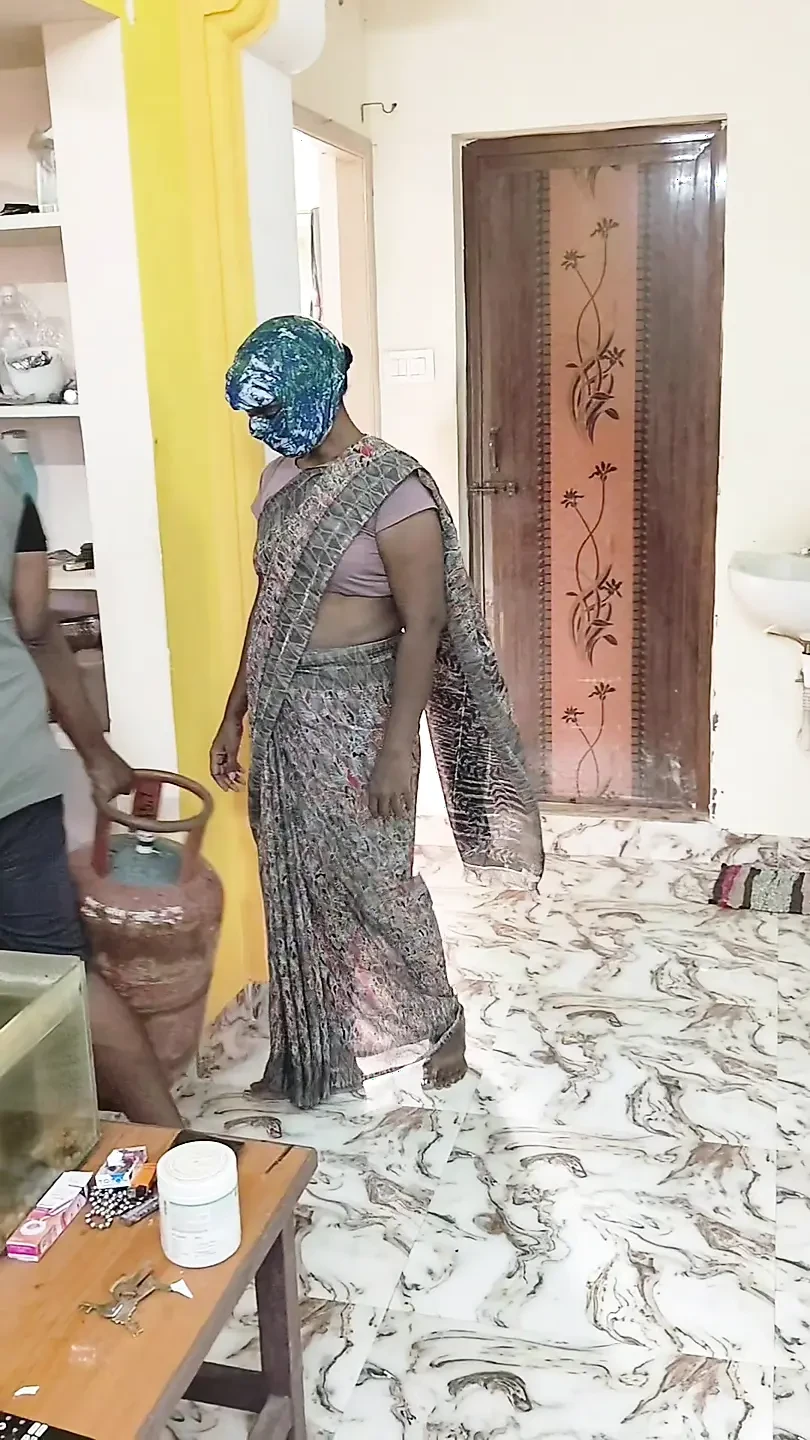 House Wife Fucks the Gas Cylinder Delivery Boy