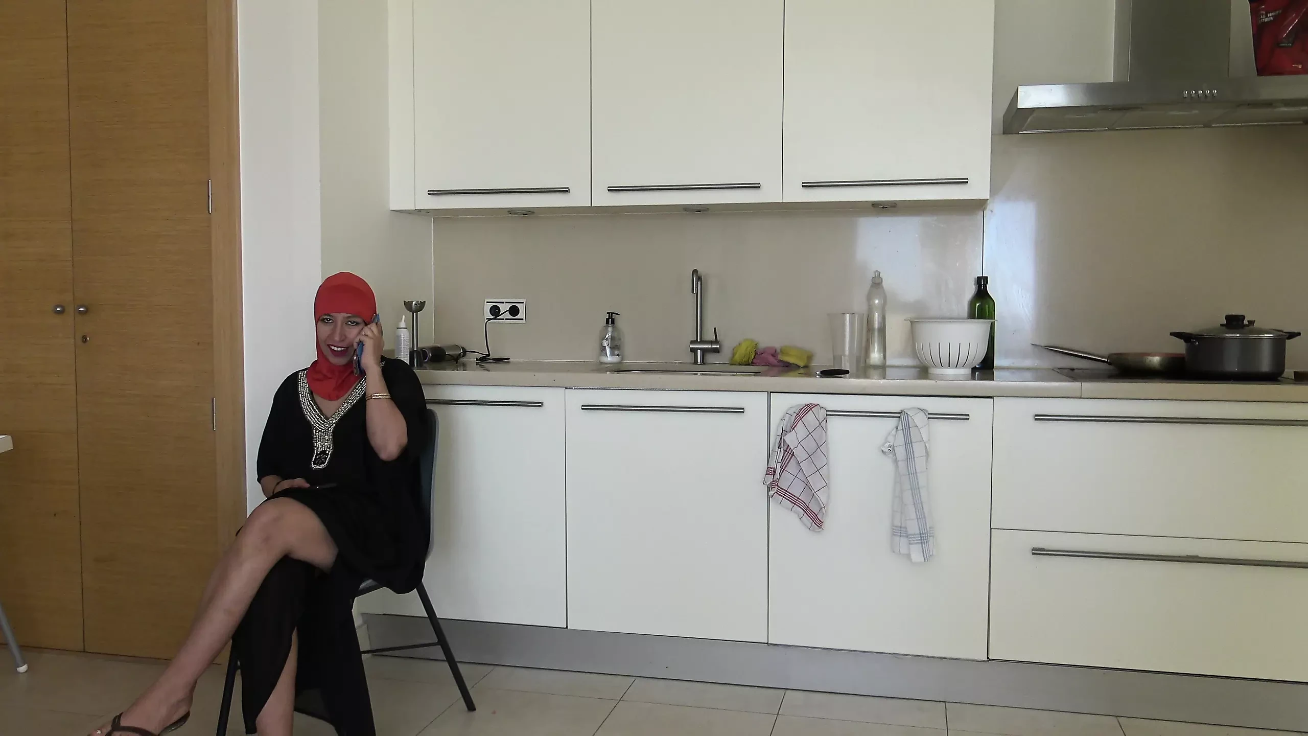 Lebanese sharmota wants a big dick to fuck her asshole