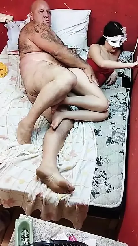 NAUGHTY WIFE LIKES TO GIVE HER ASS TO THE FIRST ONE WHO COMES ALONG