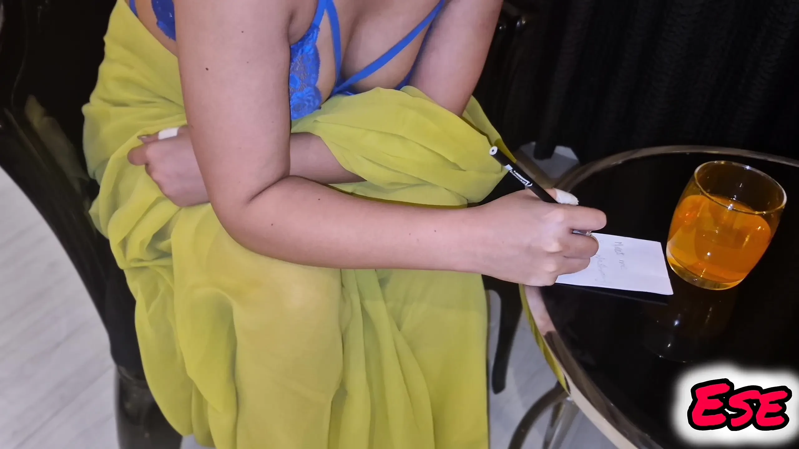 Alisha Bhabhi Fucks with Waiter in the Resturant’s Washroom