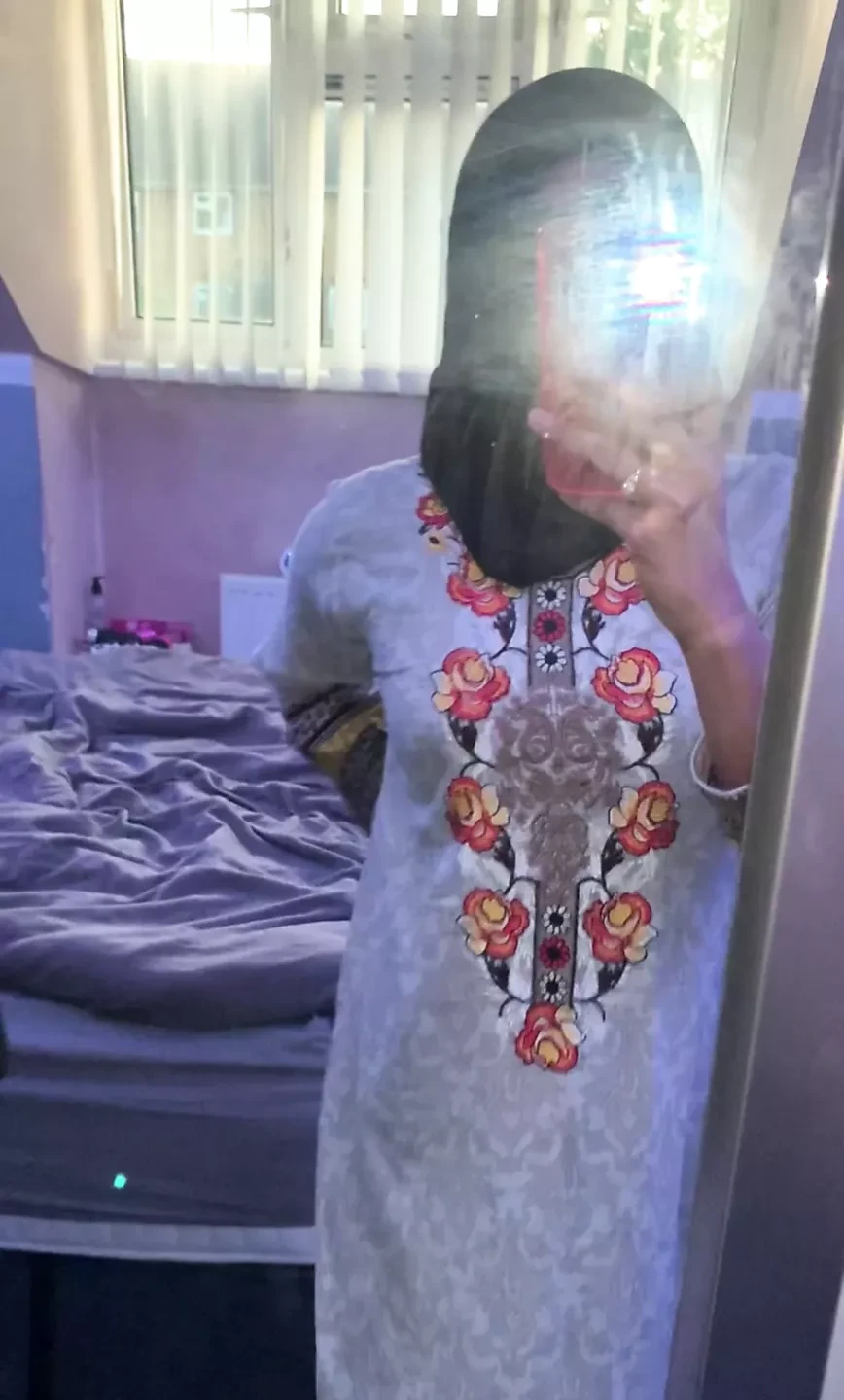 Kopftuch Schlampe zeigt sich vor Spiegel