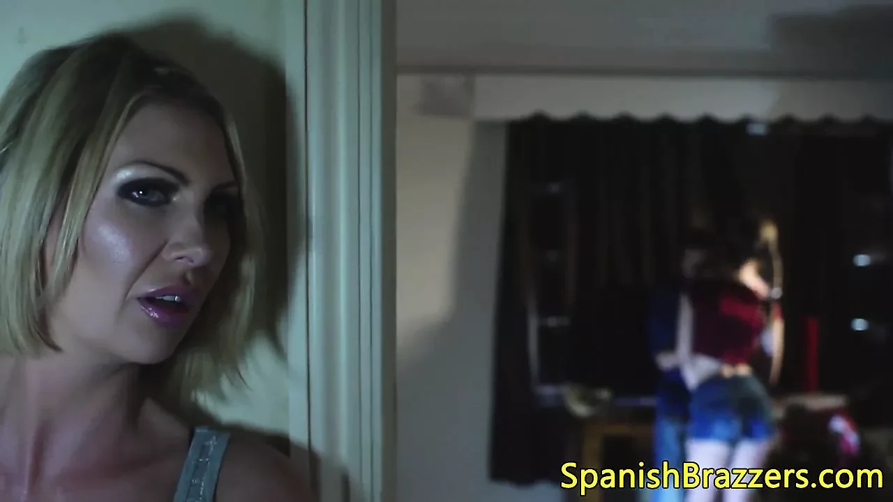 Madrastra procura venida facial para hijastra