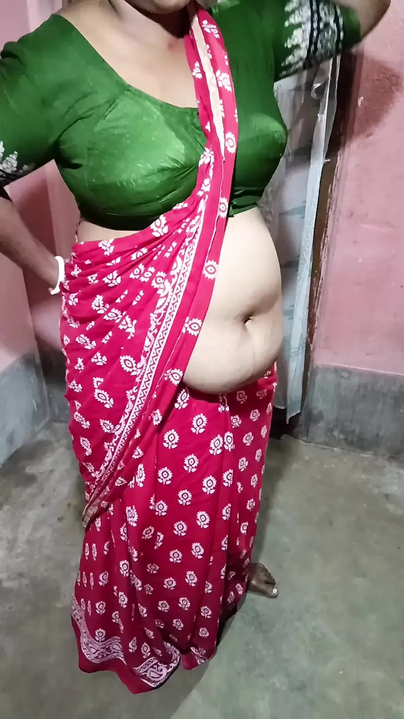 In order to become a sex star, stepmom opened her saree blouse and gave an interview .