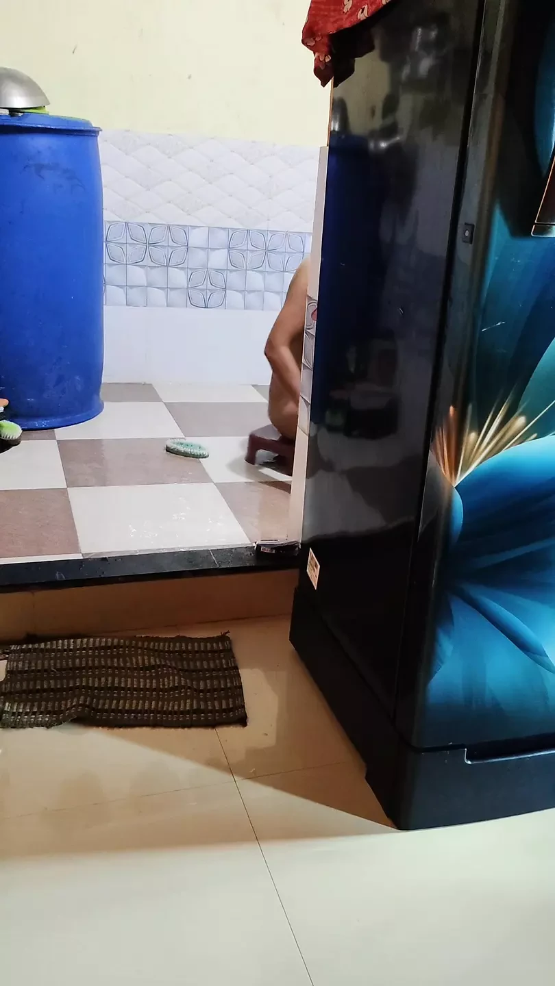 Instead of drinking tea at the neighbour’s Bhabhi’s house, when she was taking a bath, I secretly made a video