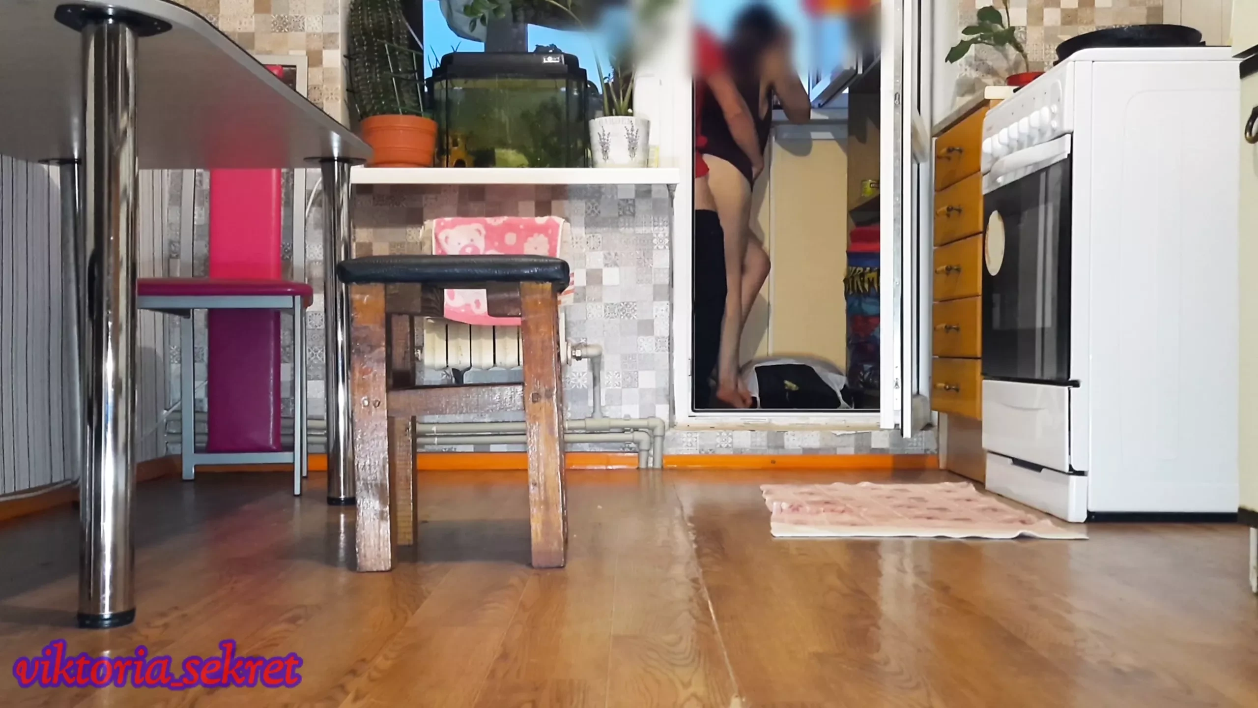 the husband went to the shower and the wife seduced the best friend of the family