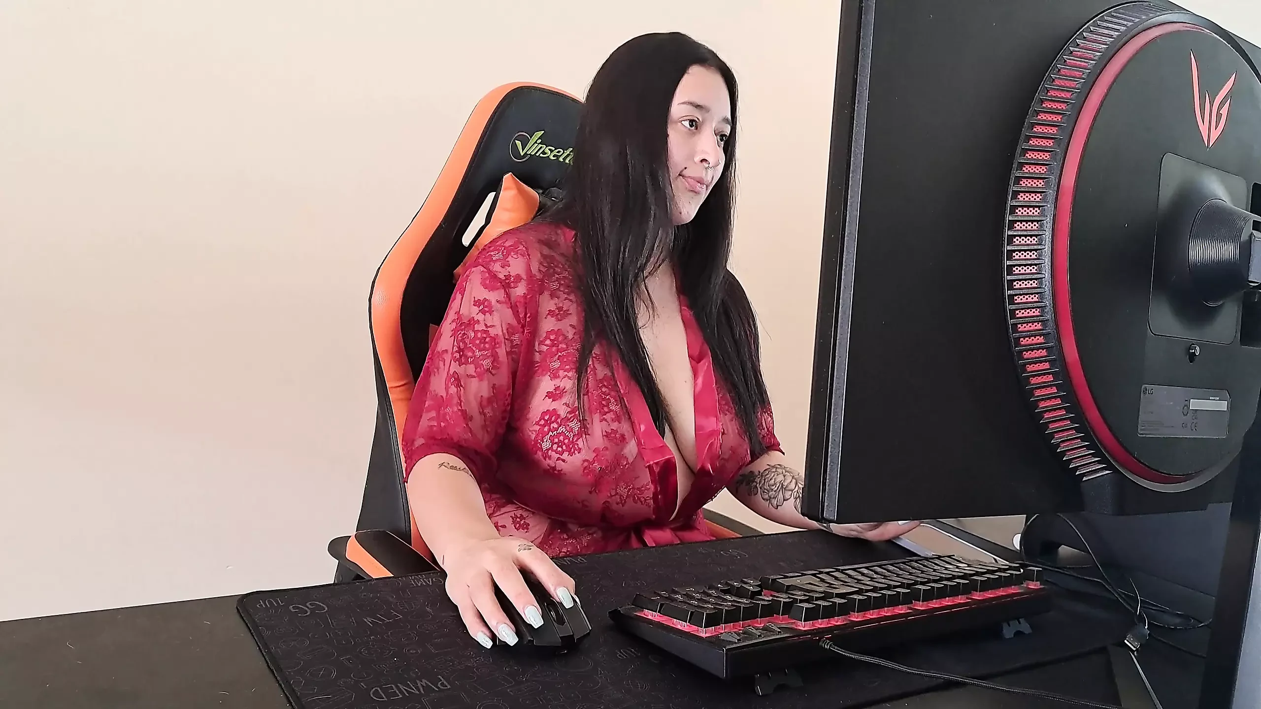 Married Wife Pretending to Sell Her Car Fucks the Buyer