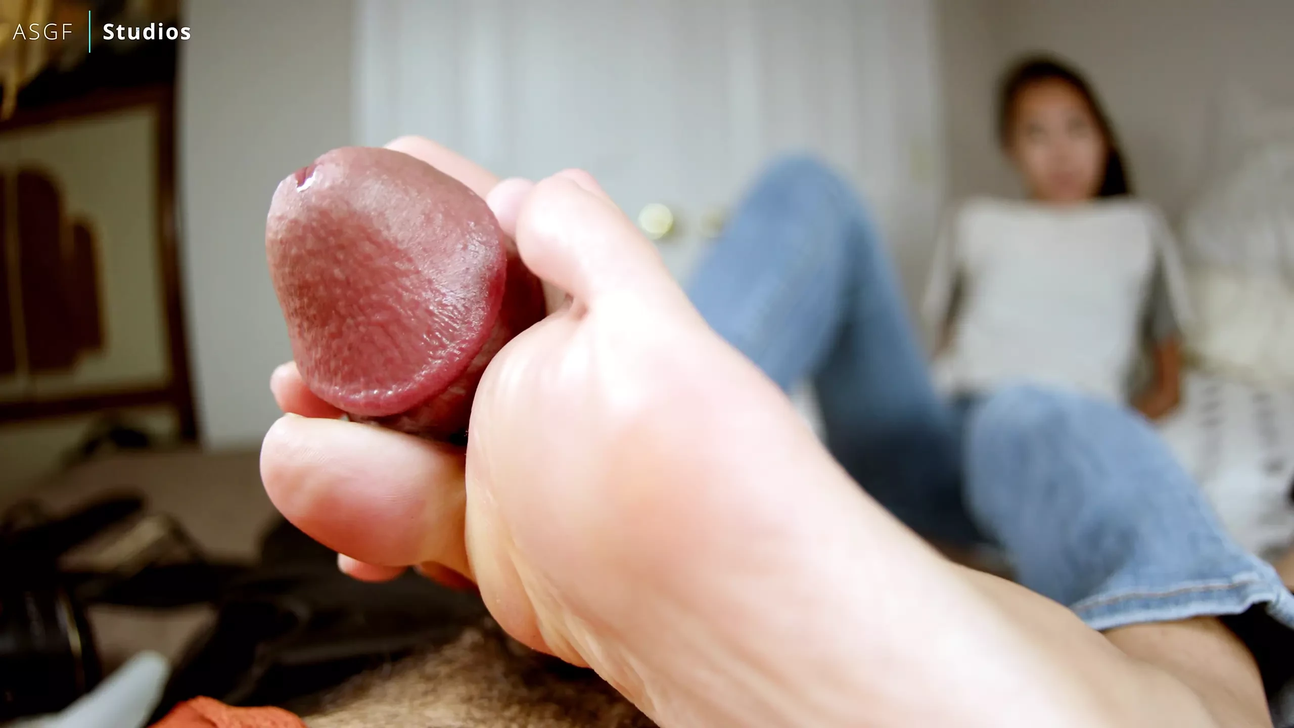 College Girl toes make big CUMBLAST!