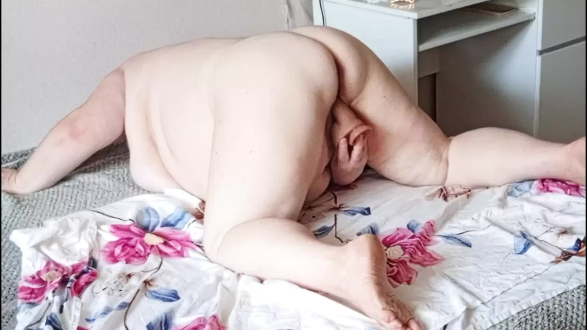 neighbor with big round ass masturbates pussy with toys