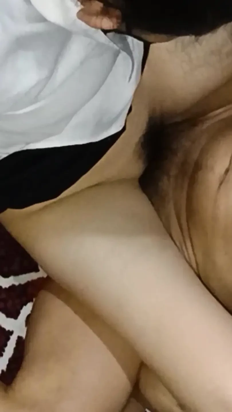 Ketika aku sedang masturbasi seorang pelajar wanita memintaku untuk mengahajar memek sempitnya secara kasar