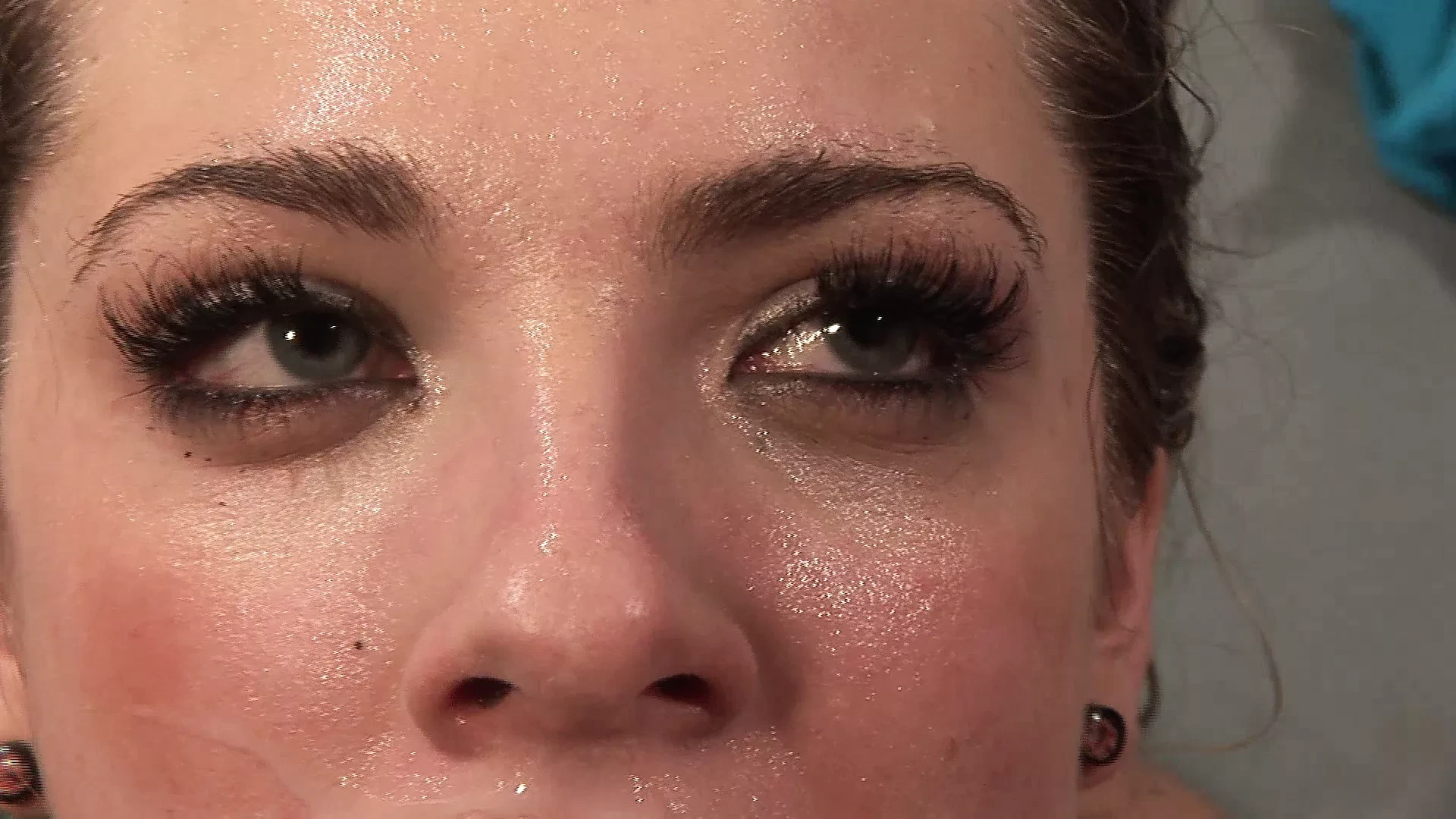 Studentin war unartig und wird vom Lehrer bestraft