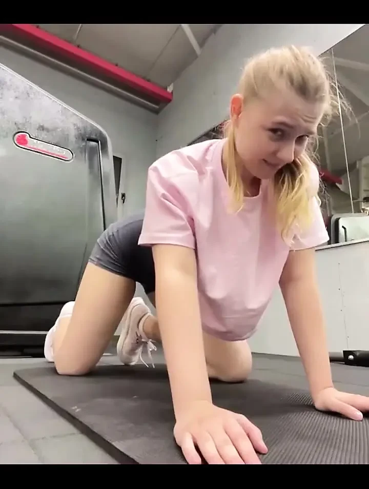 Sexy Training and Squirting in the Gym