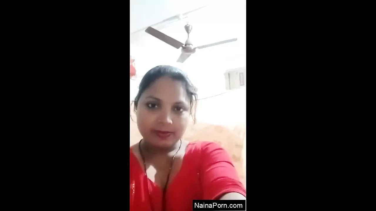 Today Exclusive-Sexy Bhabhi Showing Her Boobs…