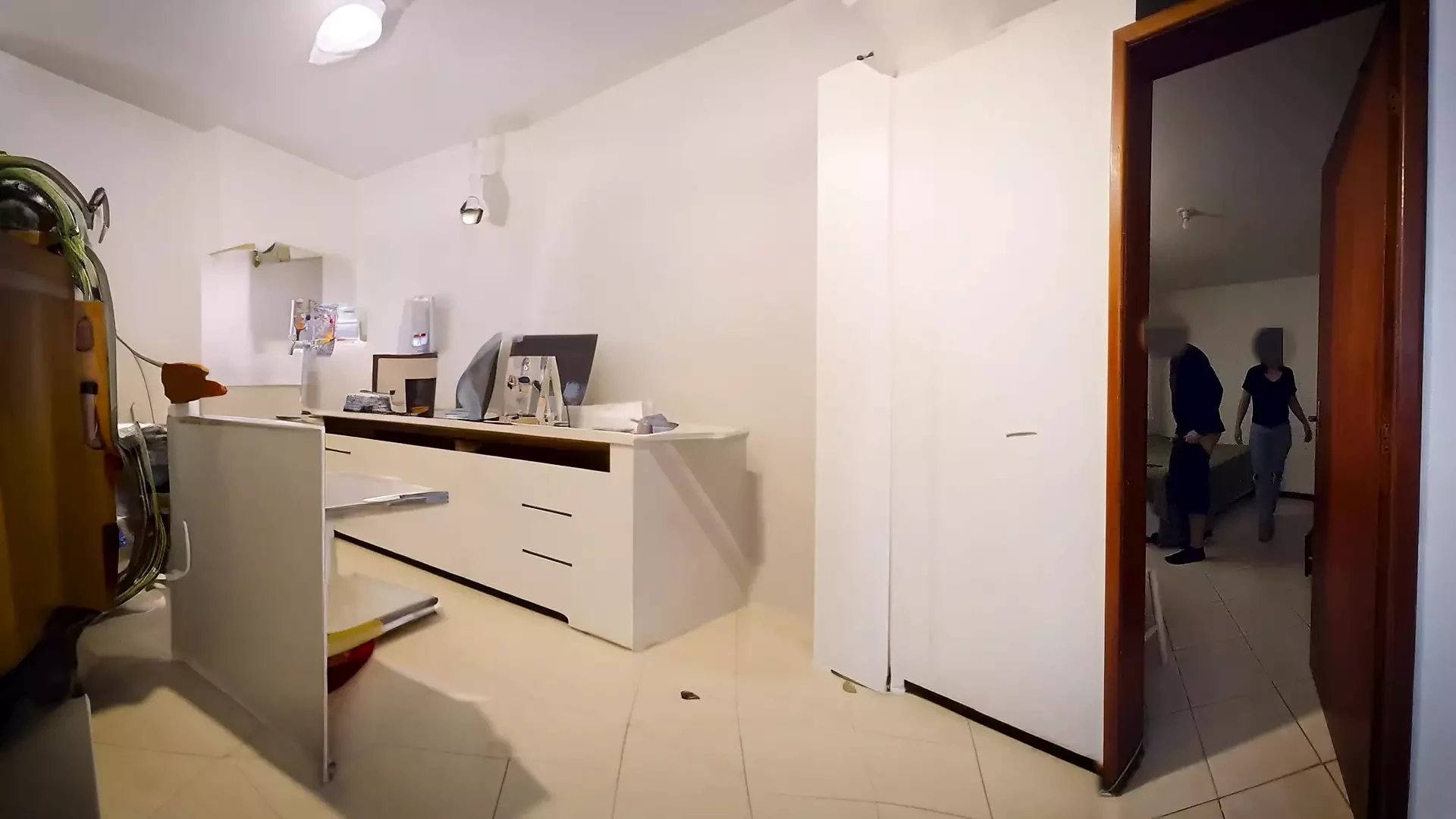 Meeting at boss’s house ends in blowjob.